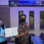 SELAMAT! Mahasiswi UWIKA Sukses Raih Beasiswa Konsulat Jenderal RRT di Surabaya